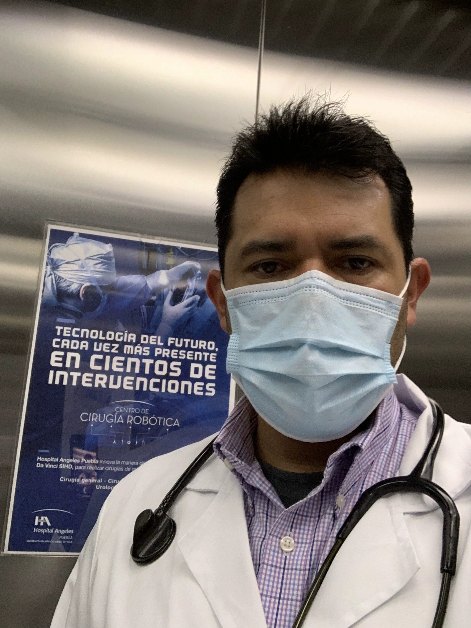 Perfil Dr. Benjamín Gloria Ávila, ginecólogo especialista en cirugía robótica en Puebla