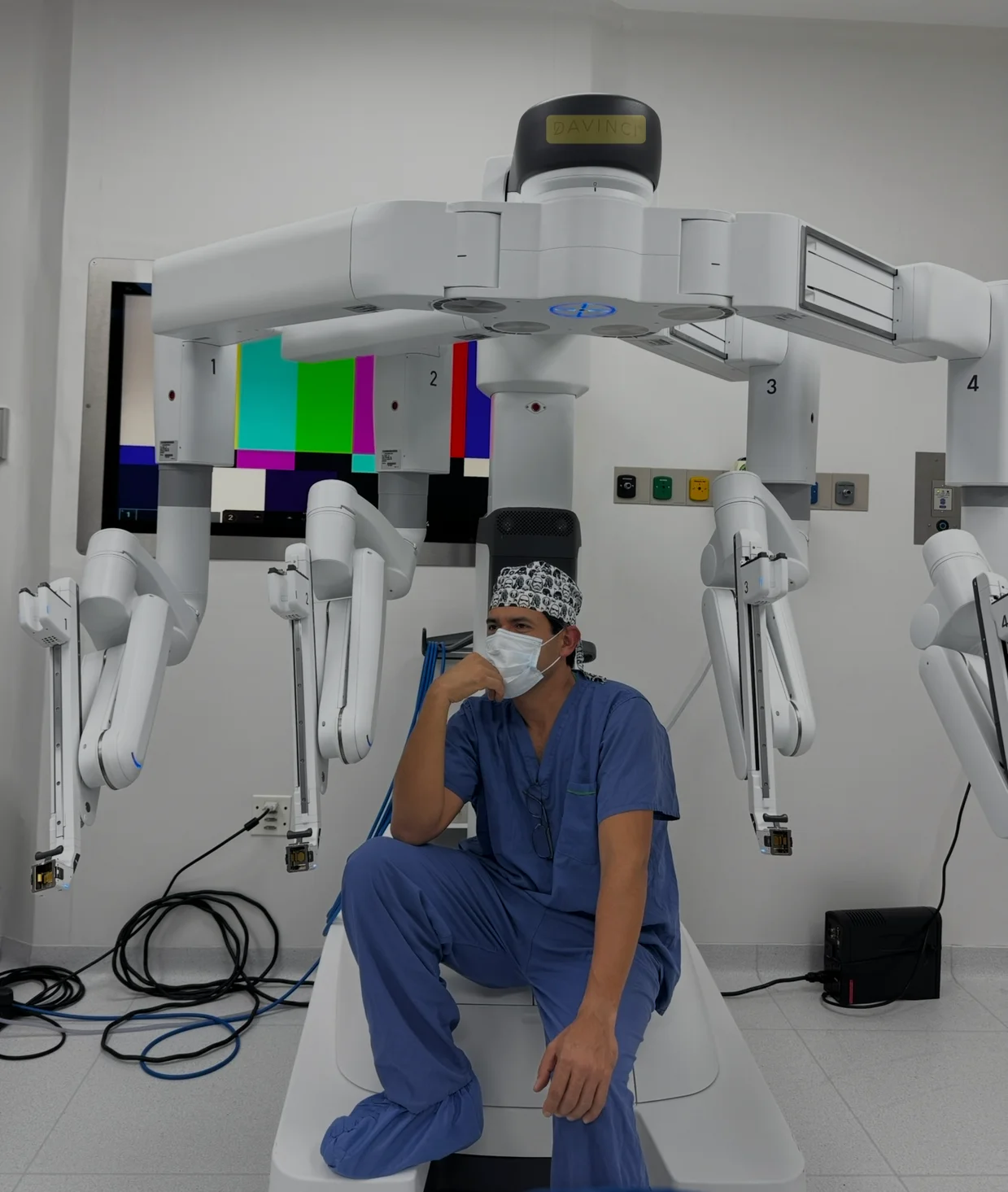 Dr. Benjamín Gloria Ávila junto al robot da Vinci en un quirófano.
