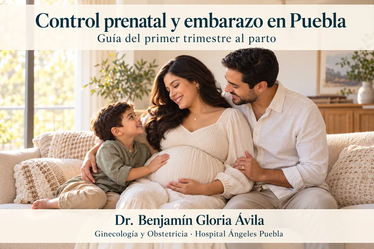 Control prenatal y embarazo en Puebla: guía del primer trimestre al parto Mujer embarazada acompañada de su esposo y su hijo pequeño, quien acaricia su vientre.