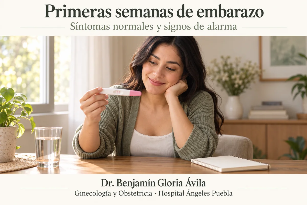 Mujer mirando una prueba de embarazo positiva junto a una ventana.